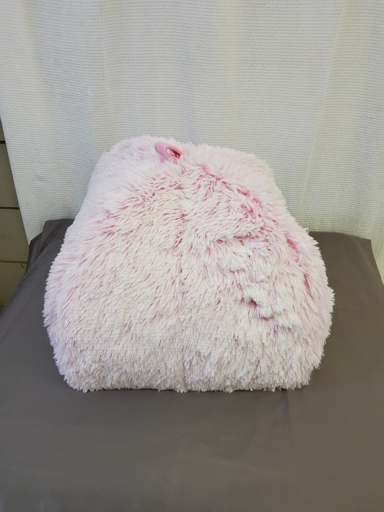Fluffy Pink Pet Bed - Image 2