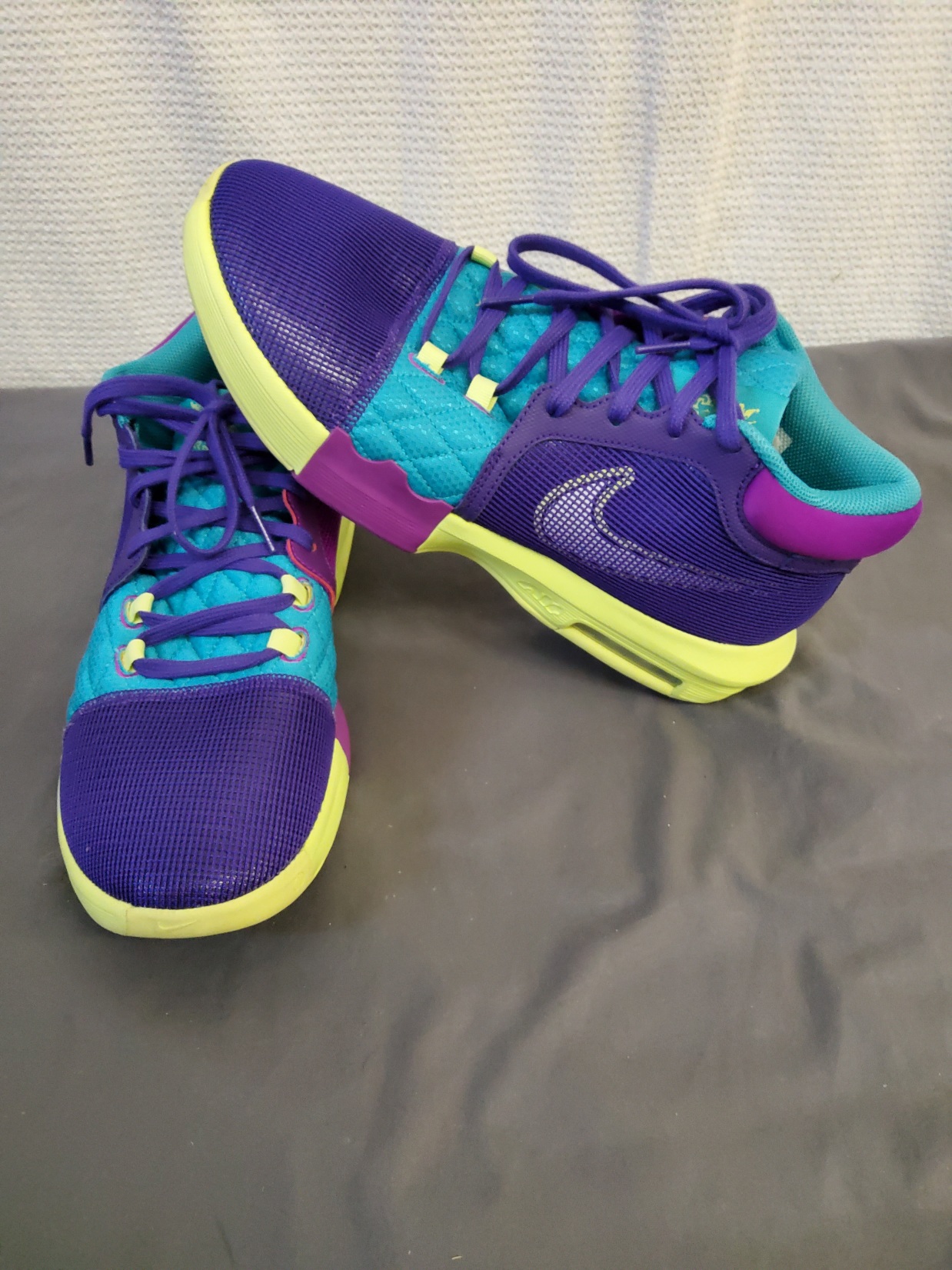 Nike Basketball Shoes - Image 2