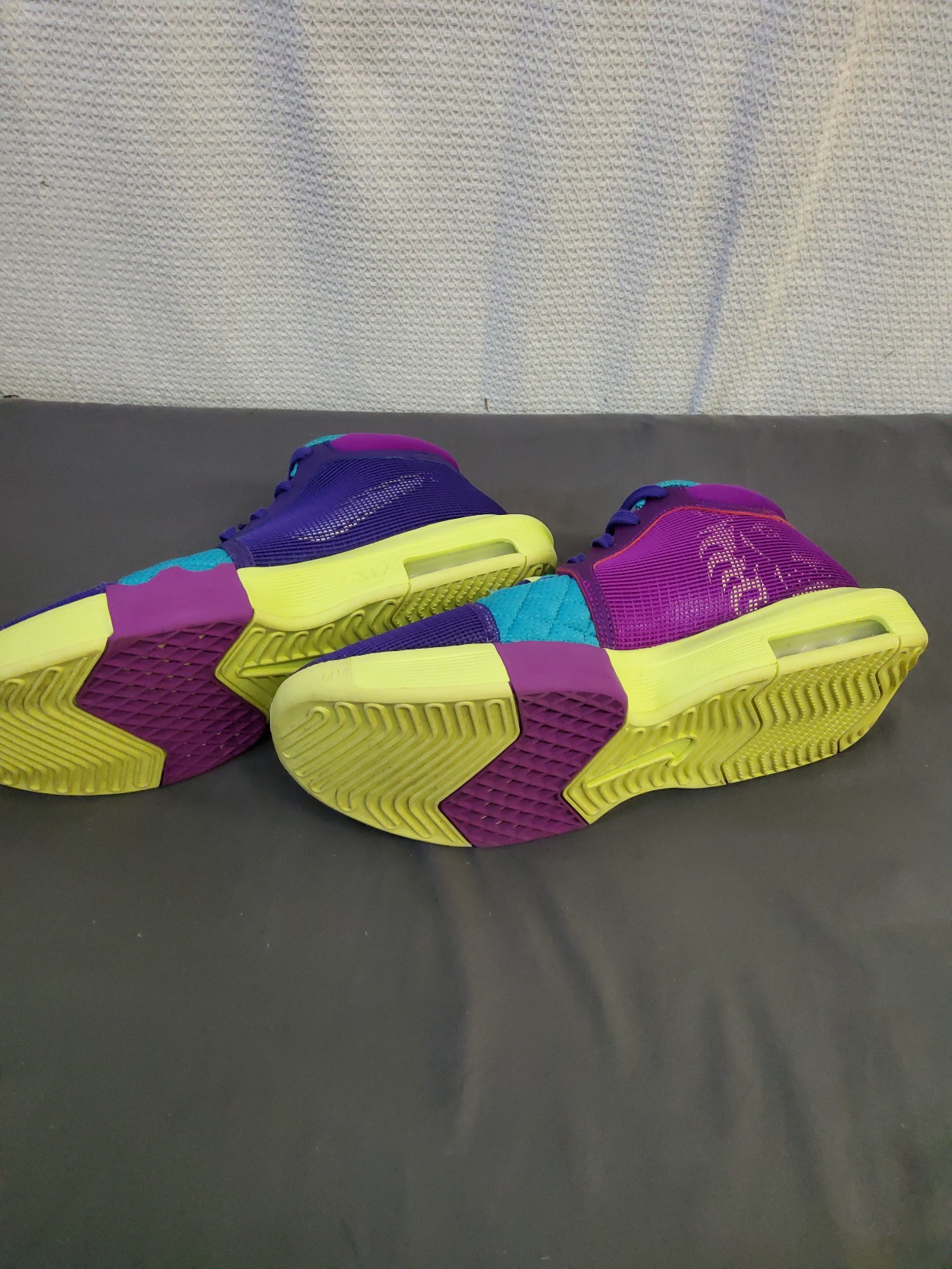 Nike Basketball Shoes - Image 3