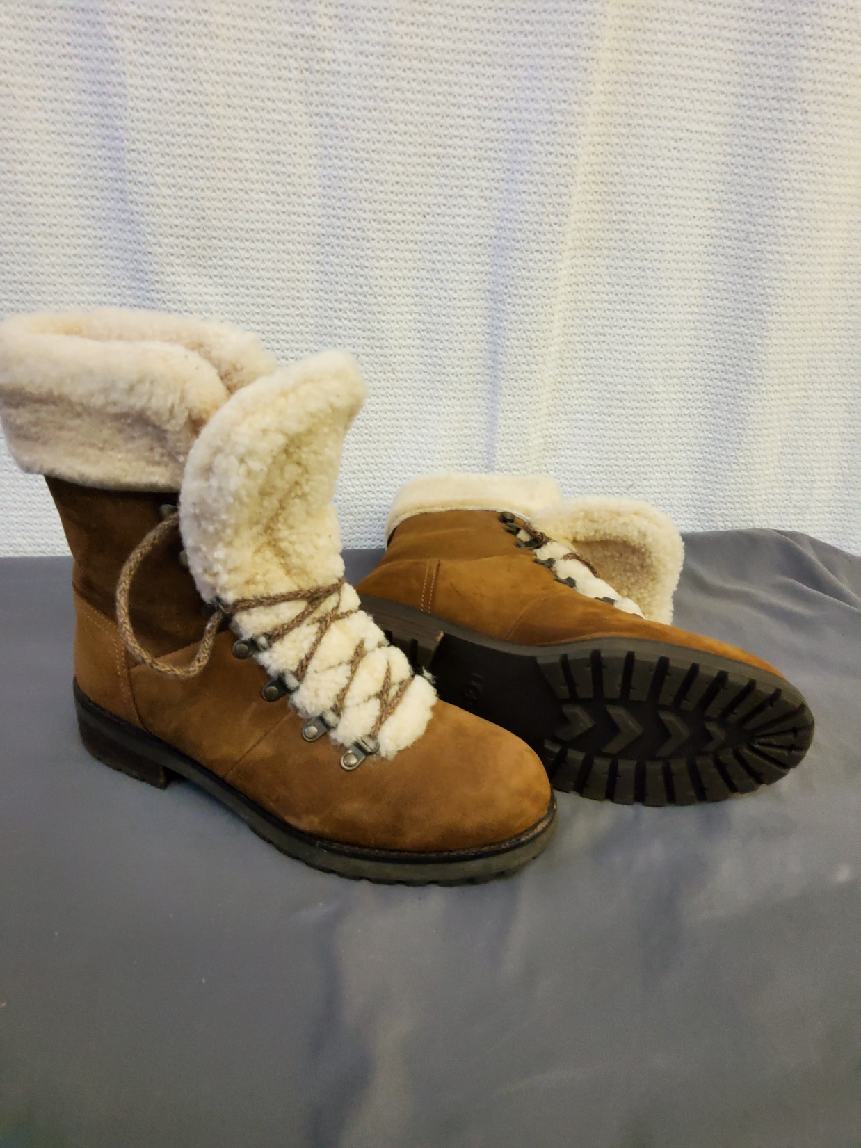 UGG boots - brown lace up - Image 2